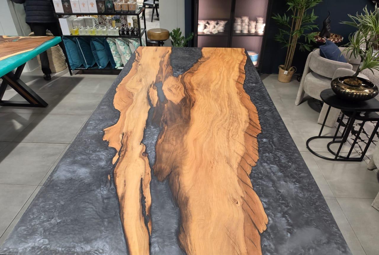 Smoked grey pour through the voids